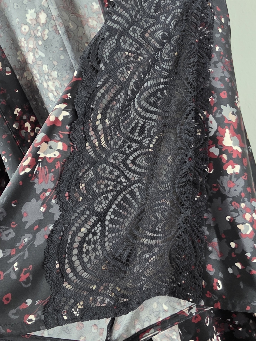 Ashley Graham Black Floral Lace-Trim Kimono Robe - Picture 6 of 16